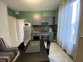 Charmant T2 en Centre-ville avec Balcon et Wi-Fi proche des Thermes – La Roche-Posay - FR-1-541-77